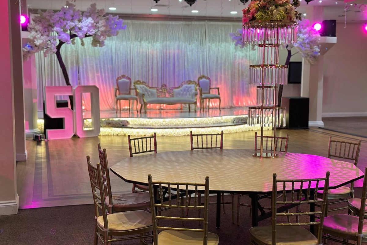 Banquet round table setting with gold chiavari chairs